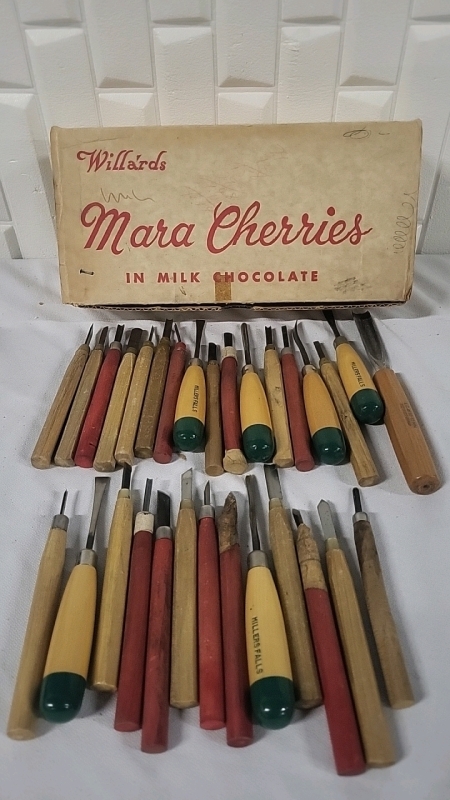 30 Wood Carving Tools in Vintage Chocolate Box