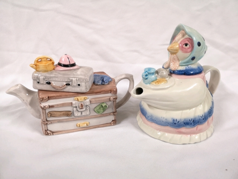 2 Teapots - Luggage & Hen