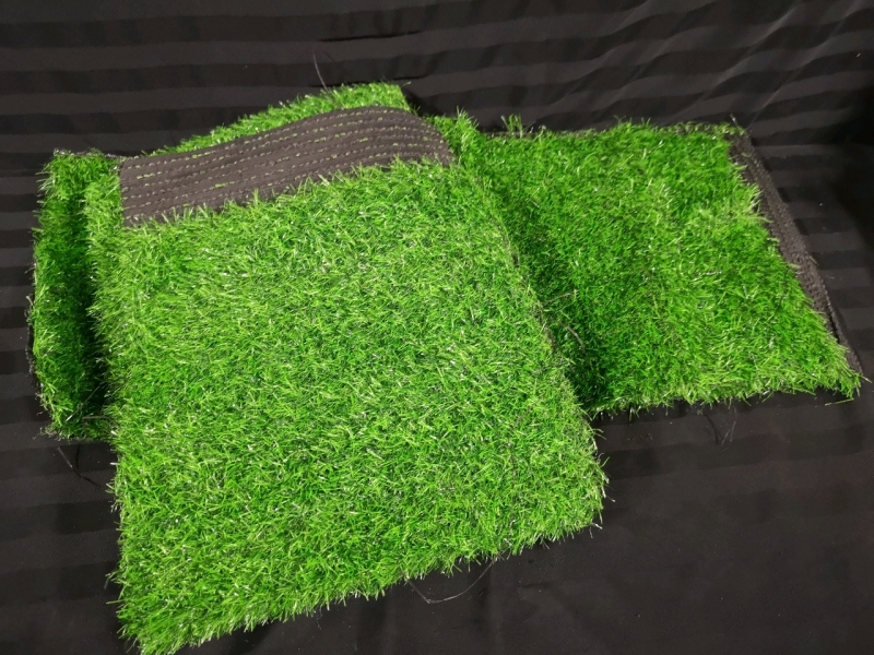 2 Artificial Grass Pieces