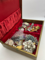 Vintage footed Jewelry Box with content