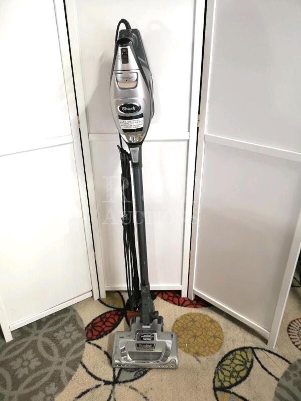 Shark Vacuum Rocket Deluxe Pro - working