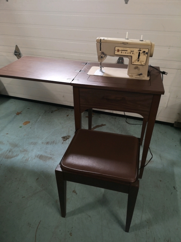 Vintage Singer Sewing with Accessories - Working