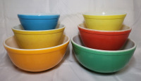 Vintage PYREX " Primary Colors " Mixing Bowls . Various Sizes . No Chips , Some Scratches .