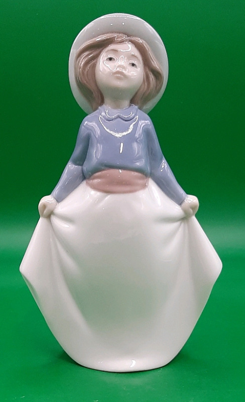 Vintage NAO Lladro Girl Picking Up Skirt