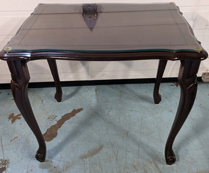 Vintage Deilcraft End Table with Glass Topper.