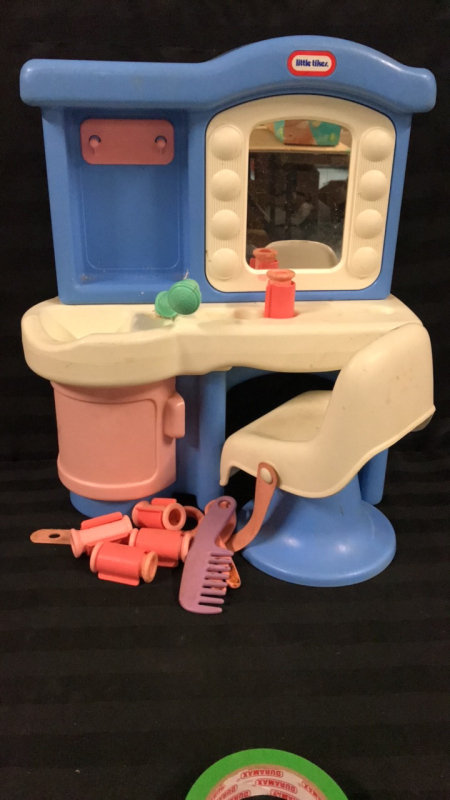 LITTLE TIKES Beauty Salon 18 x 17 x 7 inches