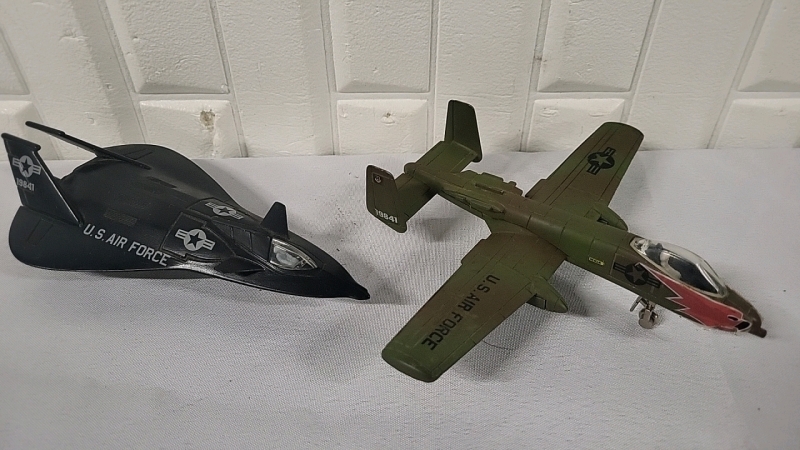 2 ERTL Diecast Model Airplanes - 6" Long