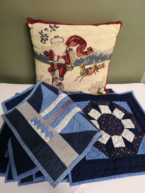 8 Quilt Placemats + Decorative Christmas Pillow