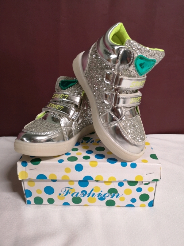 New Sport Velcro size 31 Kids Sparkle Shoes