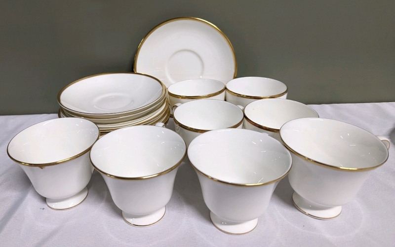 18 Piece Wedgwood Bone China Set - Teacups & Saucers