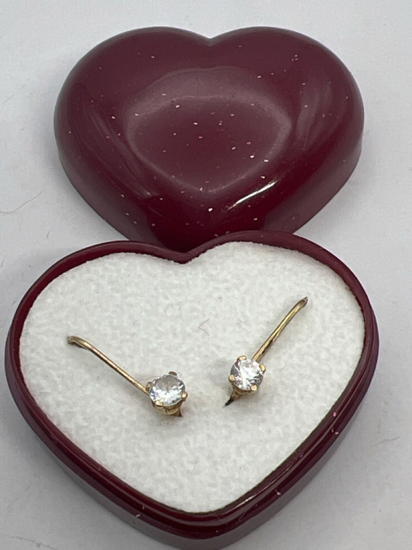 10K yellow Gold Leverback Solitaire Earrings