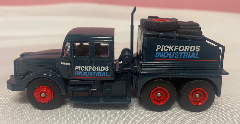 Corgi 1/50 Scale Diecast PICK04 - Scammell Contractor M9530 Pickford Industrial