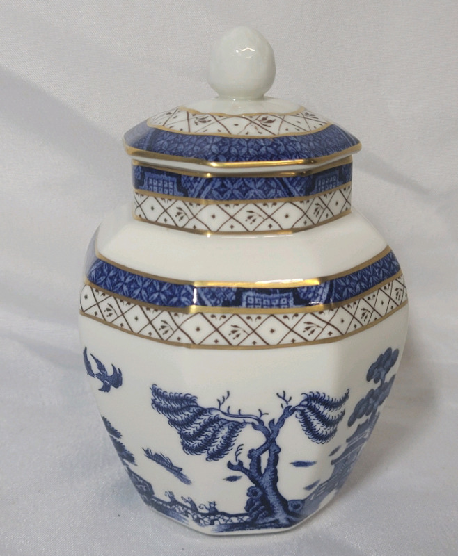 Royal Doulton BOOTHS ' Real Old Willow ' Ginger Jar with Lid . No visible chips or cracks