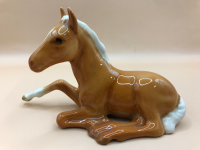 BESWICK England Palomino Lying Foal No 915 Designed by Arthur Gredington Issued 1967-1989 5 inches long