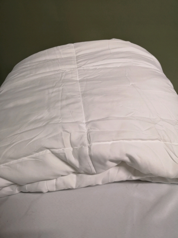Cohome Queen size Comforter in White