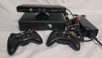 X-Box 360 Game Console w/2 Controllers & Kinect Camera . Powers Up , Shows Green Light