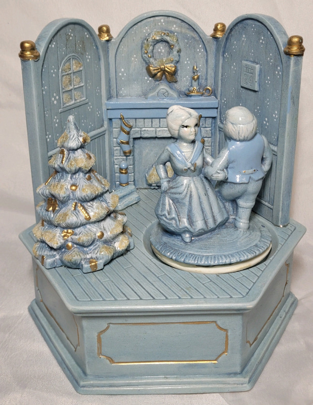 Santa Claus & Mrs. Claus Christmas Holiday Ceramic Musical Box , Working