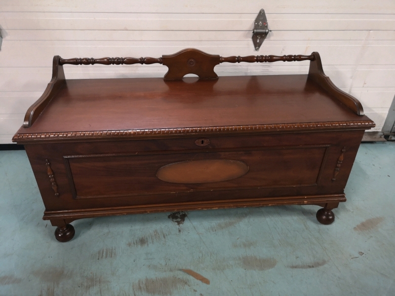 Beautiful Vintage Hope Chest - Cedar Lined - No Key