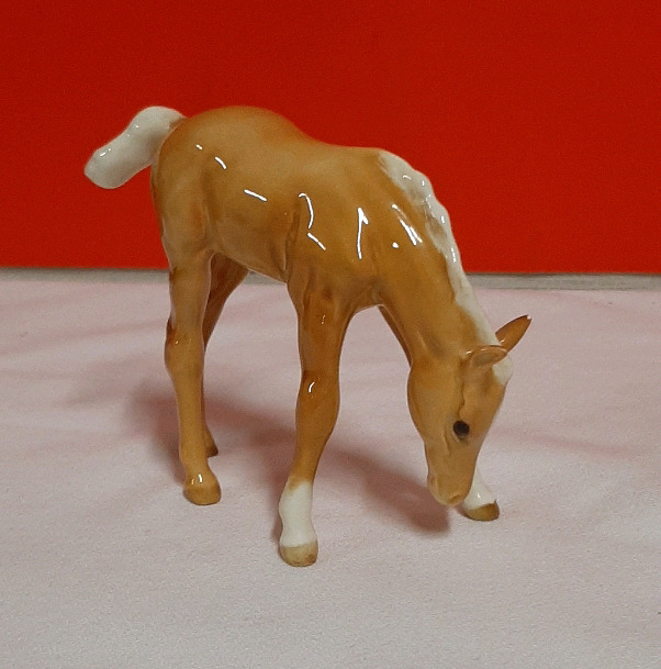 Vintage Beswick Palomino Foal Grazing 3.25"