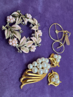 Vintage Swoop Faux Pearl Set Bicycle Brooch Soft pink enamel Wreath