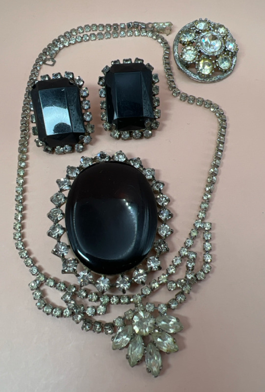 Rhinestone Foil back brooch & Black glass set Drop necklace