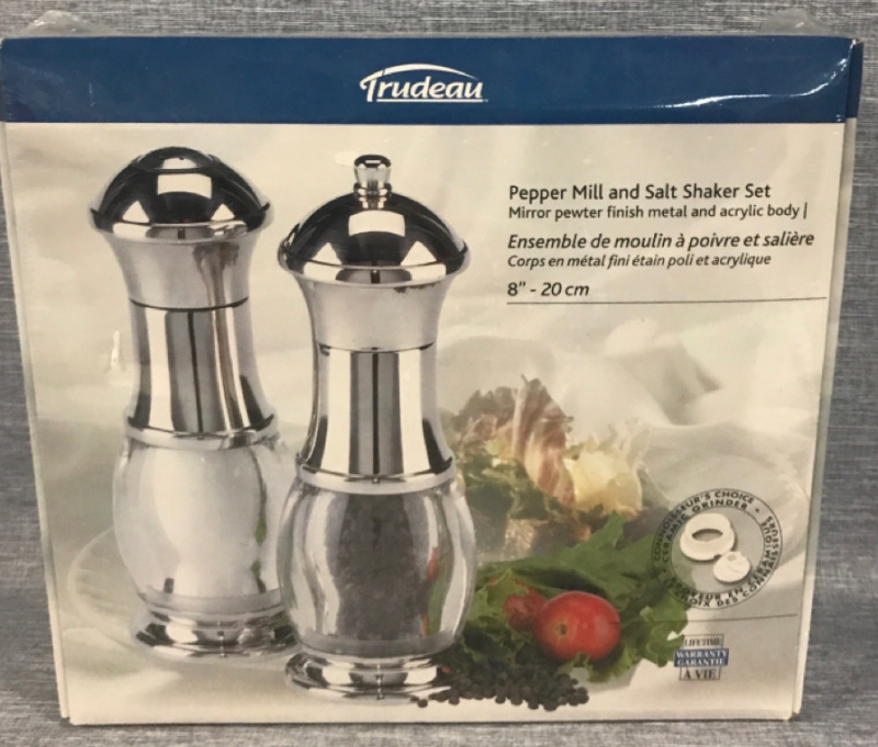 New Trudeau Pepper Mill And Salt Shaker Set