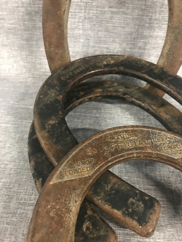4 metal horseshoes
