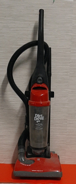 Dirt Devil Featherlite Upright Vacuum Tested and Working