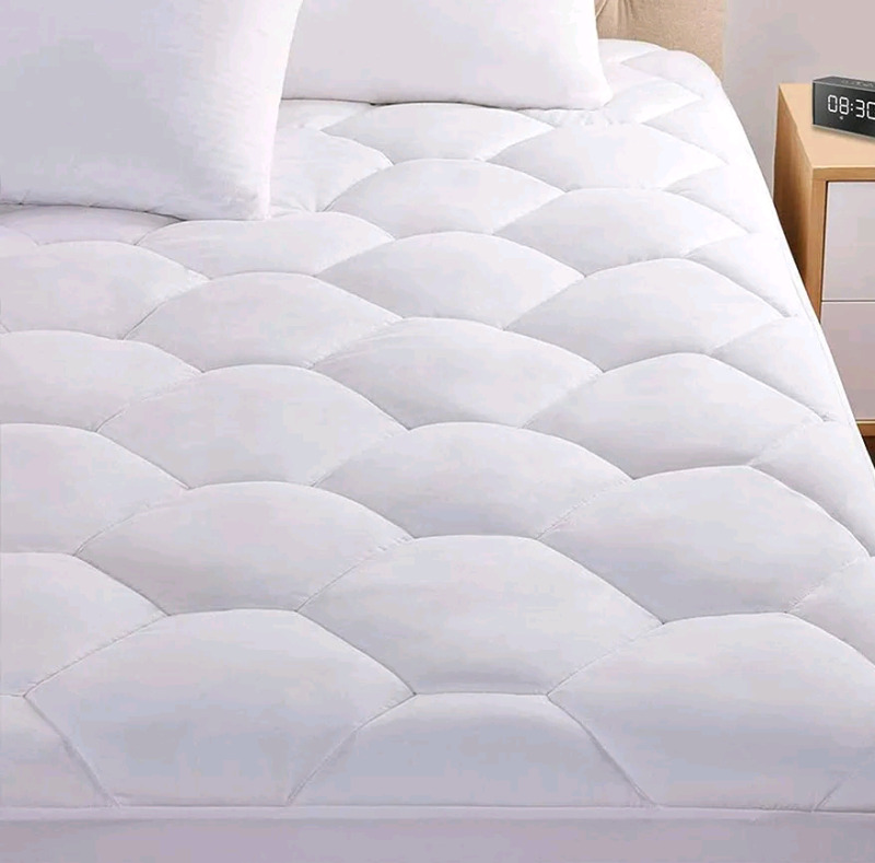 New - Favorland Queen Mattress Pad , Deep Pocket Protector Ultra Soft , White