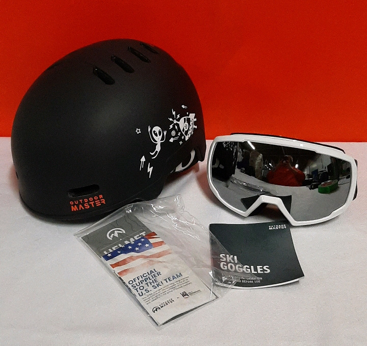 New Outdoor Master Ski Helmet and Goggles Size XS