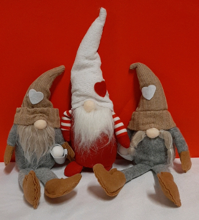 New 3 Gnomes 2 sit and 1 stands