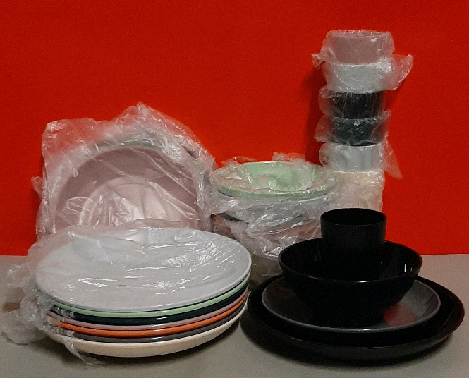 New in Original Packaging 49 Piece Plastic Dish Set