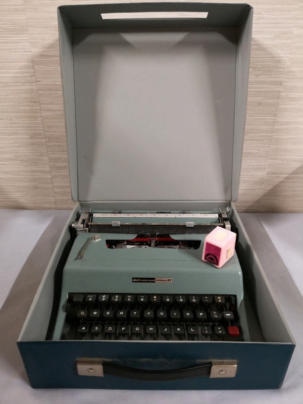 Olivetti Underwood Lettera 32 Typewriter in Case