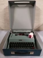 Olivetti Underwood Lettera 32 Typewriter in Case