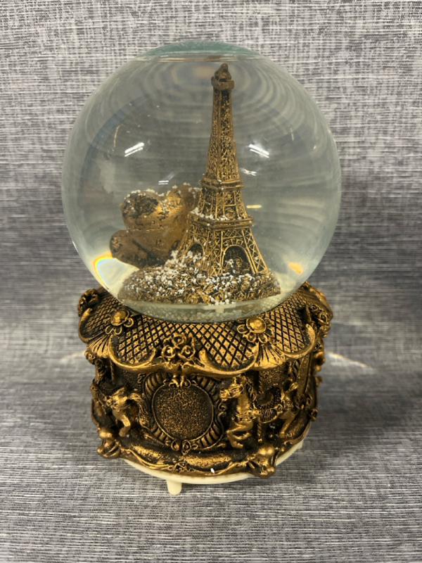 Eiffel Tower Snow Globe