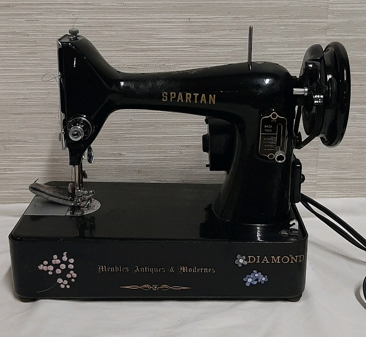 Vintage Singer Spartan Sewing Machine Circa 1959 to 1961 Made in Great Britain Still works but needs a good cleaning Has a small crack and chip in the casing.