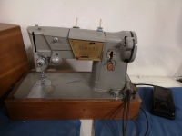 Vintage Singer Sewing Machine with Case