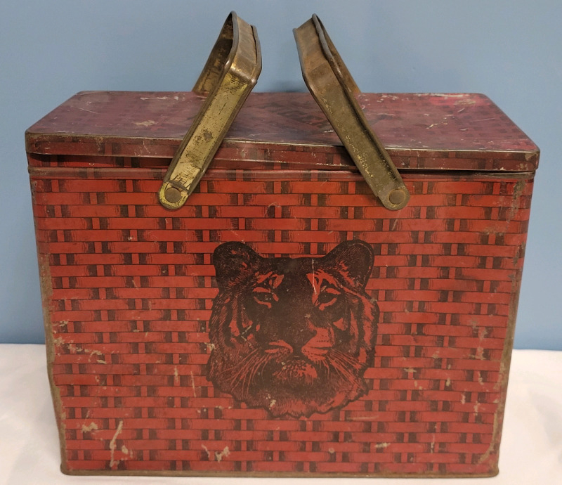 Vintage Lorillard Tiger Chewing Tobacco Lunch Pail Tin . Measures 10 1/4"×8"×5 1/4"