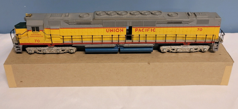 Athearn HO scale CENTENNIAL Union Pacific 70 Rairoad Model DD40 Powered Locomotive