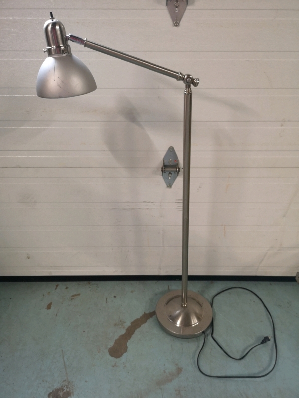 Metal Floor Lamp - Working