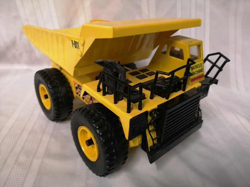 Muscle Machine Series 100 Metal Dump Truck