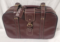 Vintage Traveler's Club Carry-On Suit Case , measures 21.5"&times;13"&times;7" . Clean Inside
