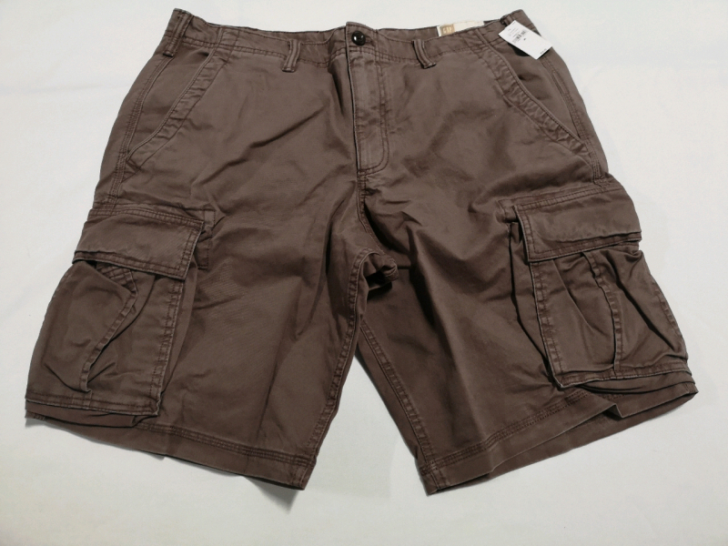 New Men's Cargo Shorts sz 36 by GAP