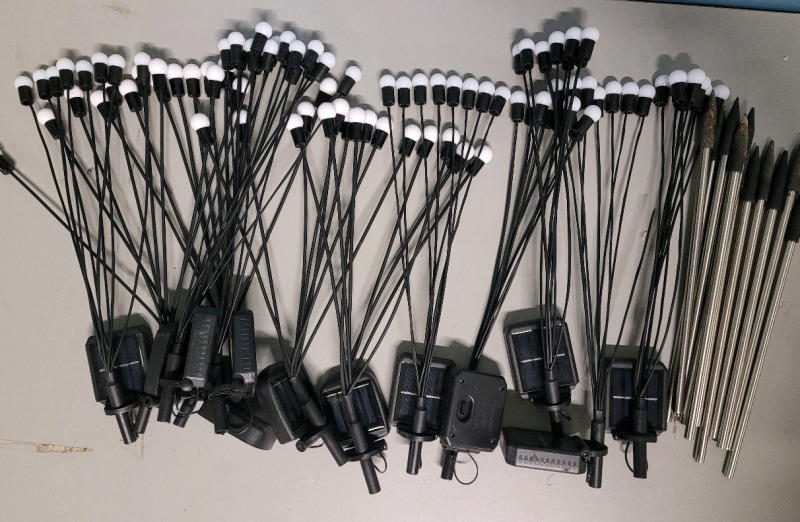 Outdoor Garden Pathway Solar Lights w/Ground Stakes , 12 Lights . Pre-owned , Working