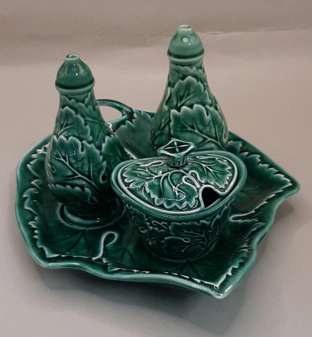 Vintage Wedgwood Green Majolica Vine Leaf Cruet Set Tray is 7"L
