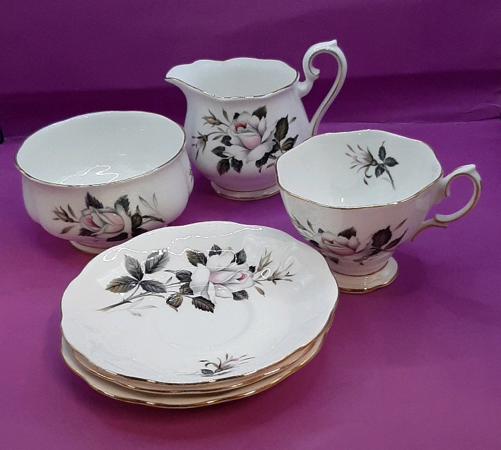 Vintage Royal Albert Queens Messenger Large 4" Sugar Bowl Creamer 3 Saucers Teacup