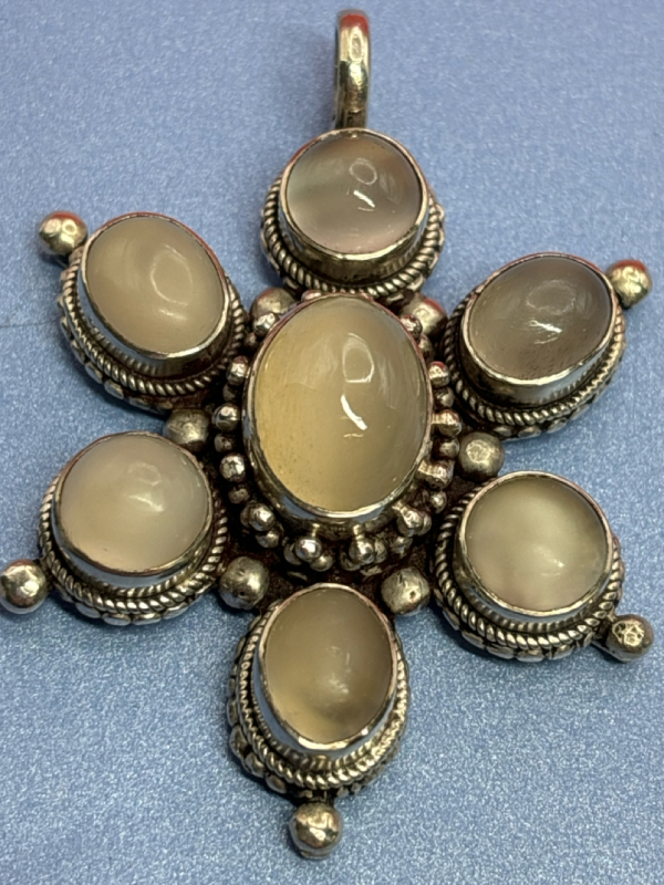 925 Sterling Silver & Moonstone Cabachon Pendant