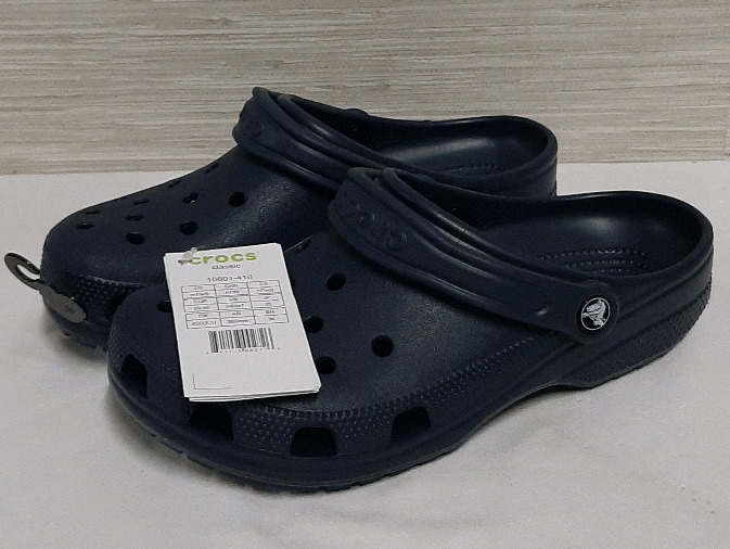 NEW Classic Crocs in Navy Size Mens 7 Womens 9 CAN Size 39 to 40 EUR with Tags