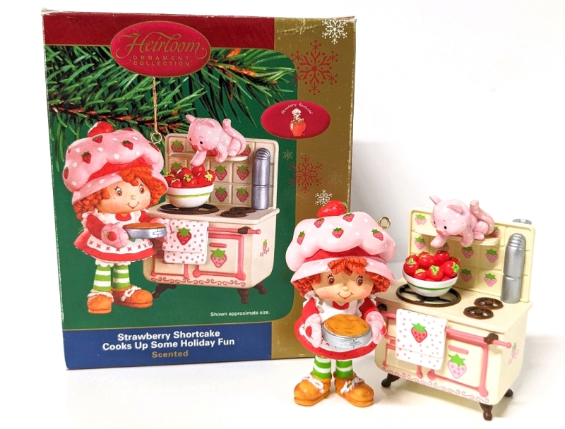 STRAWBERRY SHORTCAKE Cooks Up Some Holiday Fun Scented Christmas Ornament #112 by Carlton Cards (3.5" Tall)