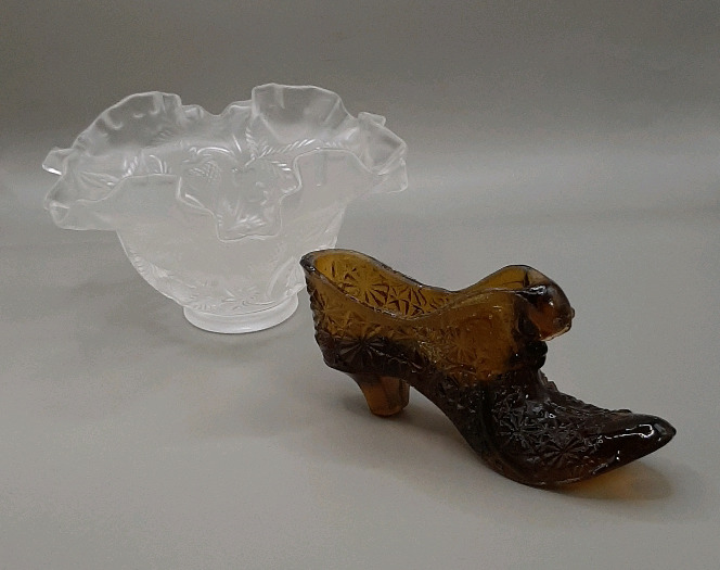 Vintage 6" Fenton Strawberry Frosted Ruffled Bowl Brown Daisy & Button Shoe (as found)